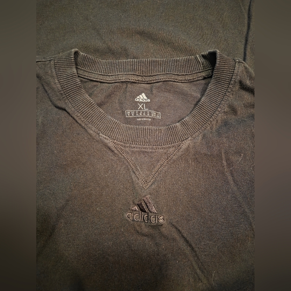 Men's adidas all szn back small embroidered logo tee size XL